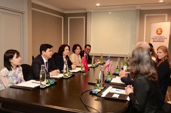 Thứ trưởng Bộ Y tế Nguyễn Thị Liên Hương làm việc với bà Bethany Kozma, Trợ lý Bộ trưởng kiêm Giám đốc Văn phòng Các vấn đề toàn cầu thuộc Bộ Y tế và Dịch vụ Nhân sinh Hoa Kỳ (HHS). 