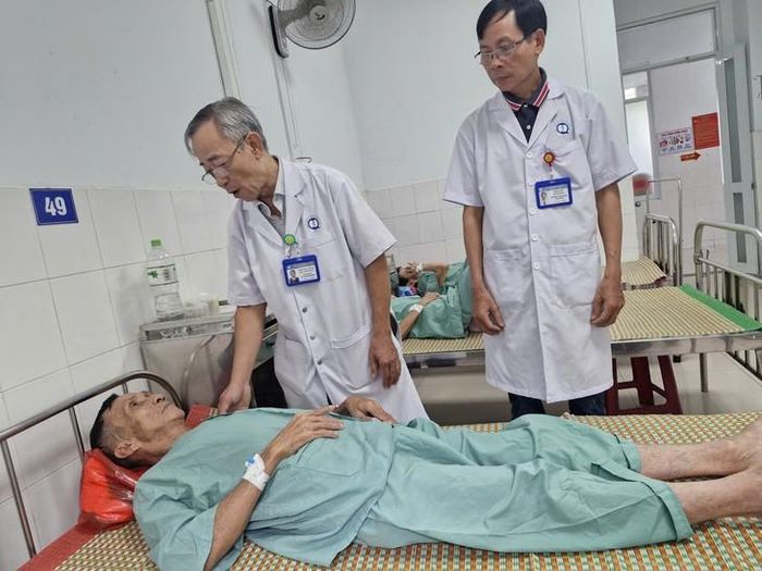 Lãnh đạo Bệnh viện đa khoa Quảng Nam thăm hỏi người cao tuổi đang điều trị tại đây. Ảnh: Sơn Quảng
