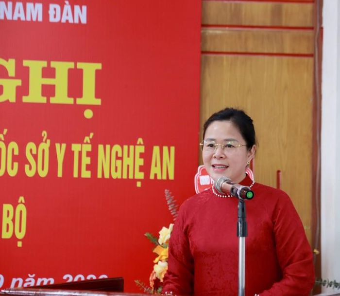 TS.BSCKII Lê Thị Hoài Chung, Giám đốc Sở Y tế Nghệ An, phát biểu giao nhiệm vụ tại hội nghị công bố quyết định về công tác cán bộ tại Trung tâm Y tế Nam Đàn. ẢNH: V. Đồng.