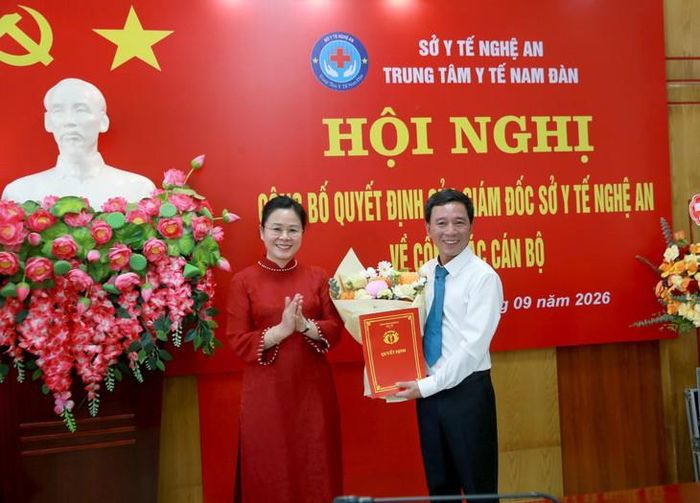 TS.BSCKII Lê Thị Hoài Chung, Giám đốc Sở Y tế Nghệ An, trao quyết định bổ nhiệm BSCKII Phạm Văn Sơn giữ chức Giám đốc Trung tâm Y tế Nam Đàn. ẢNH: V. Đồng.