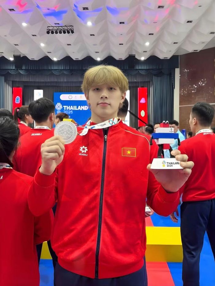 Nguyễn Tiến Triển từng gây sốt với mái tóc bạch kim tại SEA Games 33.