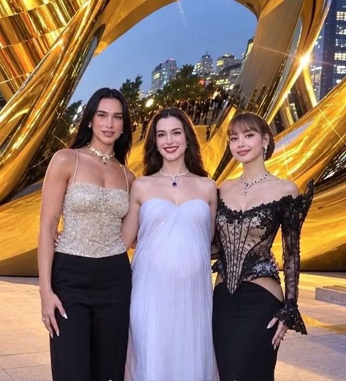 Dua Lipa, Anne Hathaway và Lisa chung khung hình.