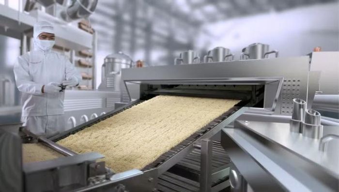 Quy trình sản xuất mì ăn liền tại Acecook Việt Nam được kiểm soát chất lượng từ nguyên liệu đầu vào đến thành phẩm.