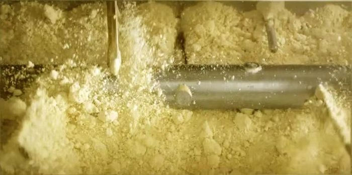 Dịch nghệ chiết xuất được phối trộn trực tiếp với bột lúa mì tạo nên màu vàng đặc trưng của sợi mì