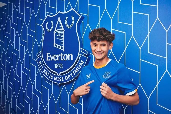 Tiền vệ Việt kiều Arthur Barratt ký hợp đồng chuyên nghiệp đầu tiên với Everton (Ảnh: Everton)