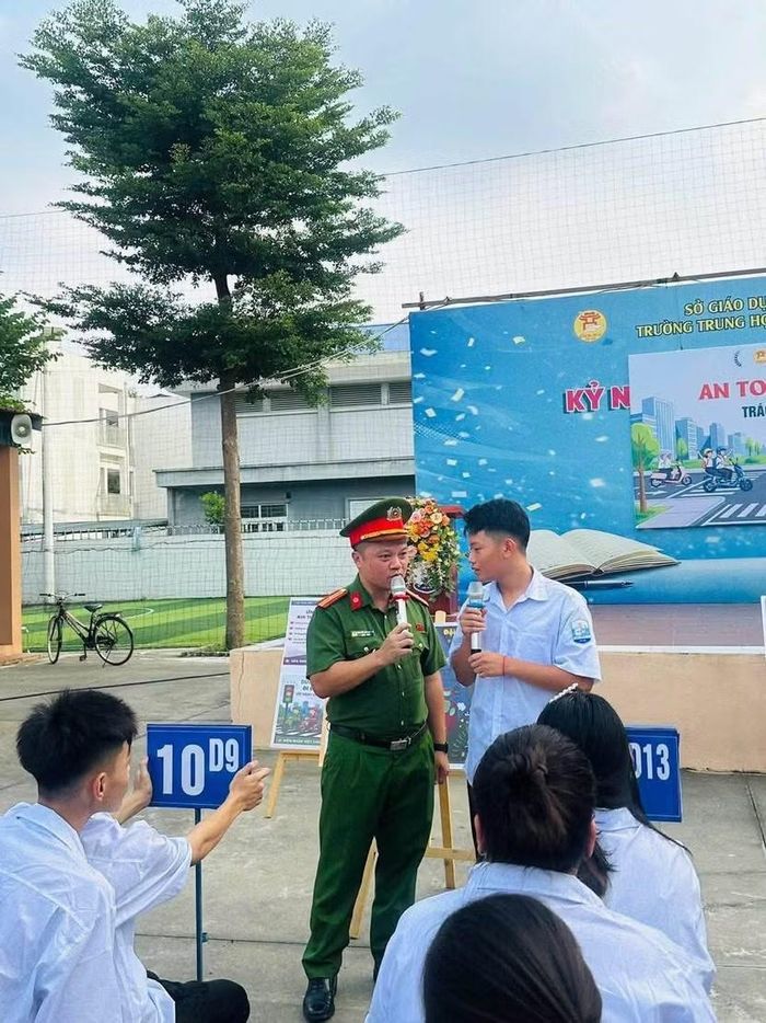 CBCS Công an xã Nội Bài tuyên truyền kiến thức pháp luật tại trường học trên địa bàn