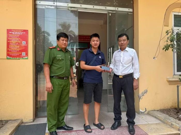 Công an xã Nội Bài trao trả tài sản cho người đánh rơi