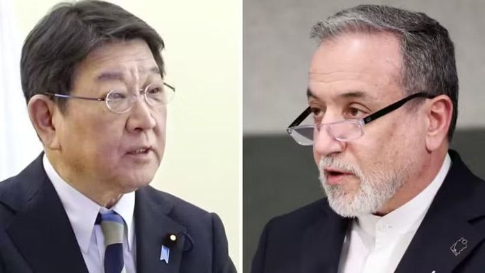 Ngoại trưởng Nhật Bản Motegi Toshimitsu và Ngoại trưởng Iran Abbas Araghchi. Ảnh: Kyodo/Reuters