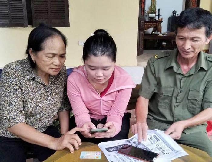 Lực lượng an ninh cơ sở cùng tham gia công tác tuyên truyền về tiện ích của ứng dụng VNeID