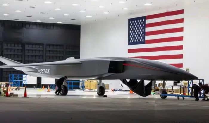 Schol kể chiếc UAV được đưa ra khu vực đường băng rồi chuyển trở lại bên trong. Phi cơ chỉ di chuyển một đoạn ngắn và ông không nghe thấy tiếng động cơ hay nhìn thấy luồng khí xả.
