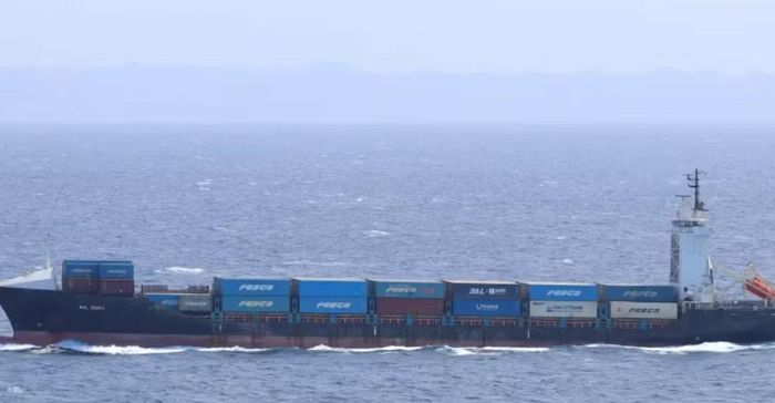 Tác động đã lan tới hoạt động kinh doanh tại Bandar Abbas. Mahsa Shojaei, nhân viên một công ty thông quan, cho biết khối lượng công việc liên quan đến nhập khẩu gạo, trà và cà phê giảm 80-90%.