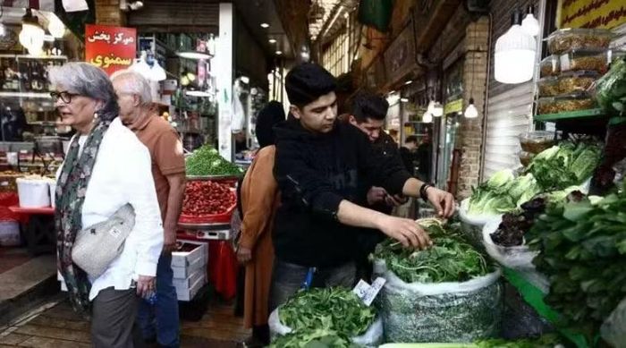 Tại các cửa hàng, sức mua cũng giảm. Mehrdad Jahangiri, người bán quần áo trẻ em, cho biết doanh số giảm khoảng một nửa so với cùng kỳ năm trước.
