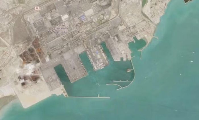 Shahid Rajaee gần Bandar Abbas là cảng container lớn nhất Iran, xử lý khoảng 85-90% lượng container và 55% tổng lượng hàng hóa xuất nhập khẩu của nước này.