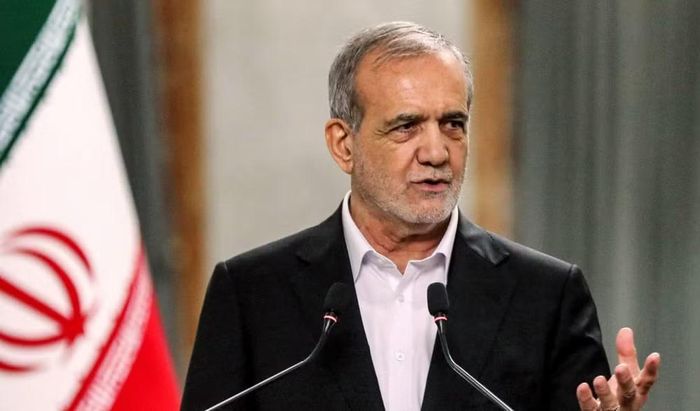 Tổng thống Iran Masoud Pezeshkian thừa nhận nền kinh tế chịu ảnh hưởng nặng nề từ các lệnh trừng phạt. Tuy nhiên, chuyên gia Ellie Geranmayeh cho rằng sức ép kinh tế chưa chắc khiến Tehran thay đổi lập trường. Bà nhận định chính quyền Iran nhiều khả năng vẫn tiếp tục chống trả.
