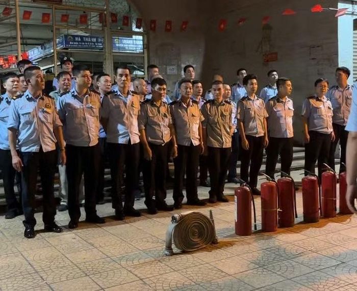 Lực lượng bảo vệ luôn chủ động luyện tập đáp ứng yêu cầu nhiệm vụ tại khu vực chợ Đồng Xuân