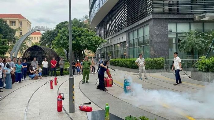 Hướng dẫn học viên sử dụng bình chữa cháy xách tay để dập tắt đám cháy giả định