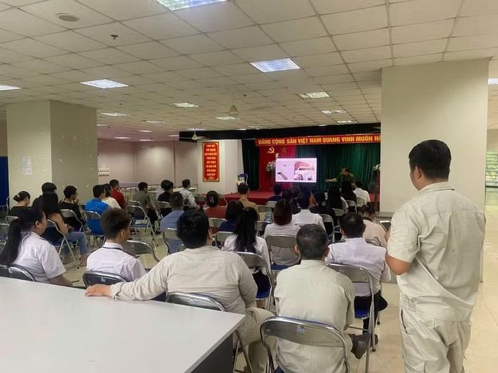 Báo cáo viên Đội CC&CNCH khu vực số 11 triển khai các nội dung trọng tâm của chương trình tập huấn PCCC&CNCH cho lực lượng cơ sở và cư dân Tòa nhà Tràng An Complex