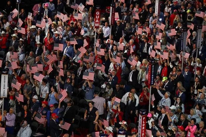Ông Trump hứa sẽ tặng mỗi người dân Mỹ 5.000 USD nếu đảng Cộng hòa thắng cử giữa nhiệm kỳ