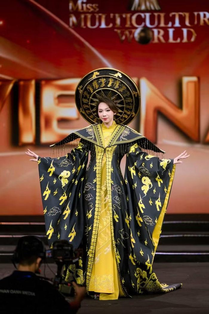 Hà Linh tự tin cùng tà áo dài mang đậm văn hóa Việt Nam sải bước ở Miss Multicultural World