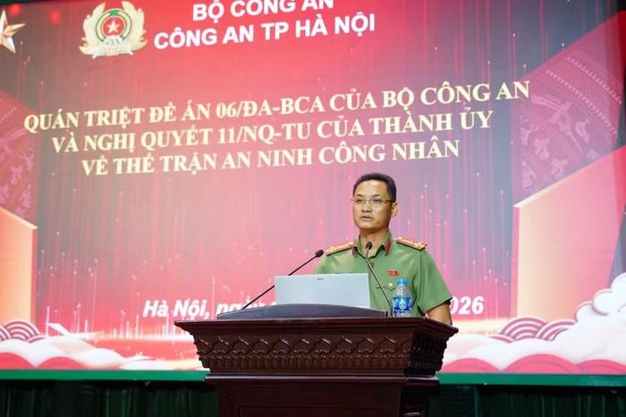 Thượng tá Nguyễn Tuấn Bình, Phó Trưởng phòng An ninh kinh tế CATP trình bày những nội dung cốt lõi, trọng tâm của Đề án 06 và Nghị quyết số 11.