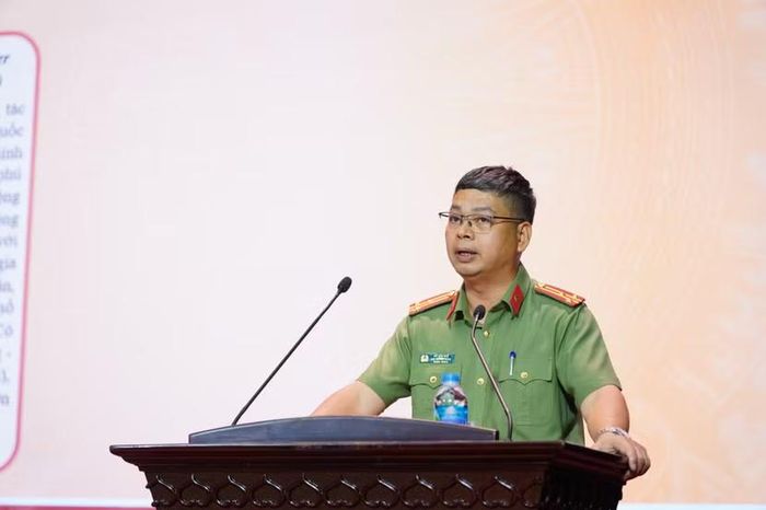 Thượng tá Vũ Văn Huế, Phó Trưởng phòng 2, Cục An ninh kinh tế, Bộ Công an truyền đạt chuyên đề tại Hội nghị.