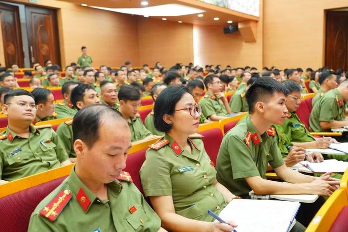 Cán bộ, chiến sĩ các đơn vị tham dự Hội nghị tập huấn.