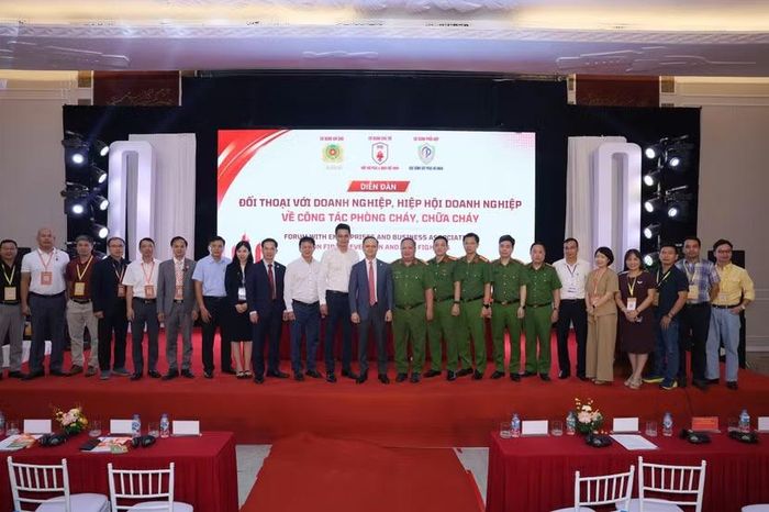 Các đại biểu chụp ảnh lưu niệm