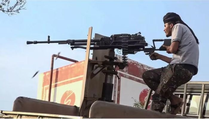 Một thành viên của lực lượng chính phủ Yemen được Ảrập Xêút hậu thuẫn bắn súng máy hạng nặng trong các cuộc đụng độ với lực lượng Houthi ở tỉnh Taiz