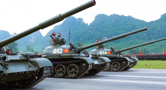 Như vậy, T-62 không phải một thiết kế hoàn toàn tách rời T-54/T-55. Nó là bước phát triển tiếp theo của dòng xe tăng này, giữ lại những ưu điểm về kết cấu và cơ động nhưng thay đổi quan trọng về pháo chính, hệ thống nạp đạn và thiết kế tổng thể.