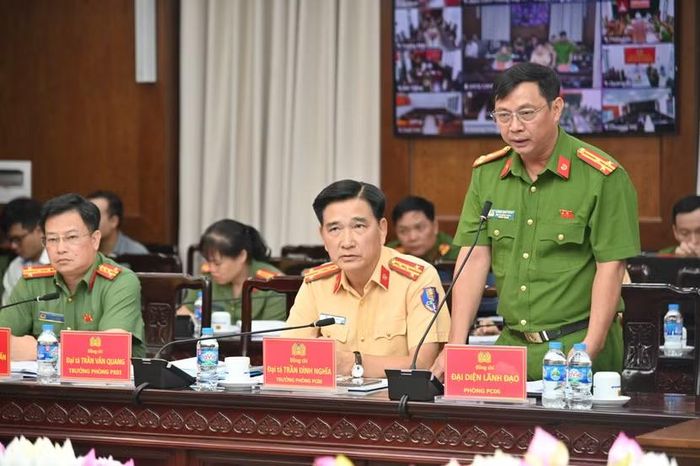 Đại diện lãnh đạo Phòng Cảnh sát QLHC về TTXH phát biểu tại hội nghị
