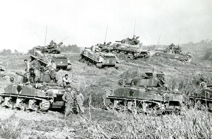 Xe tăng M4 Sherman tiến cùng bộ binh thay vì hoạt động tách biệt. Xe tăng dùng pháo và súng máy chế áp các vị trí Đức, trong khi bộ binh bảo vệ xe trước các nhóm chống tăng.