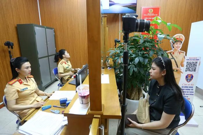 Tại khu vực tiếp nhận hồ sơ, cán bộ CSGT kiên nhẫn hỗ trợ người dân thực hiện các thủ tục chụp ảnh và làm thủ tục cấp đổi giấy phép lái xe. Từng quy trình được tối ưu hóa, đảm bảo tính kỷ cương, minh bạch và nâng cao sự hài lòng của nhân dân