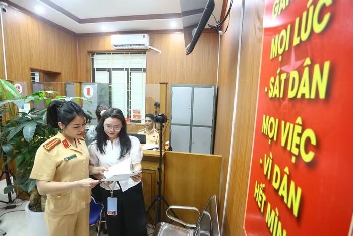 Nữ cán bộ cặn kẽ tư vấn, giải đáp chi tiết các thắc mắc về quy trình sát hạch. Sự lắng nghe và hướng dẫn tận tâm là minh chứng sinh động cho phong trào thi đua "Gần dân mọi lúc - Sát dân mọi việc - Vì dân hết mình"
