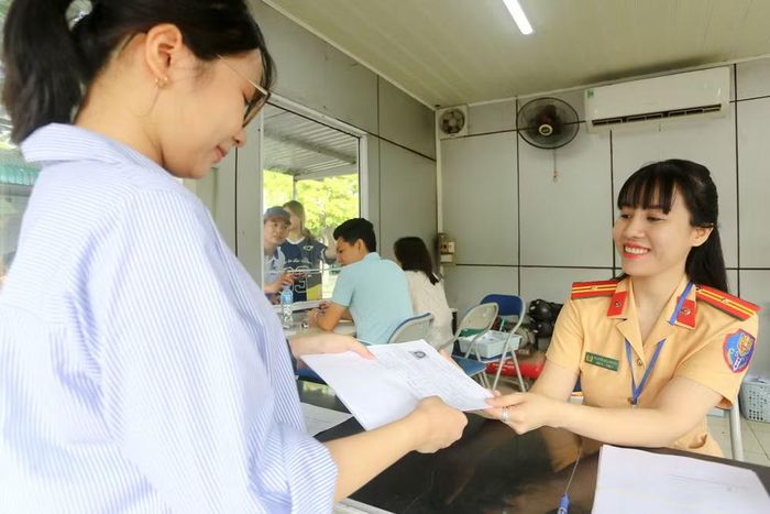Cán bộ Cảnh sát giao thông tận tình hướng dẫn thao tác và nhắc nhở kỹ năng lái xe an toàn cho thí sinh trước lượt thi thực hành xe máy. Những chỉ dẫn chi tiết, gần gũi giúp người dân tự tin hoàn thành tốt bài thi sa hình