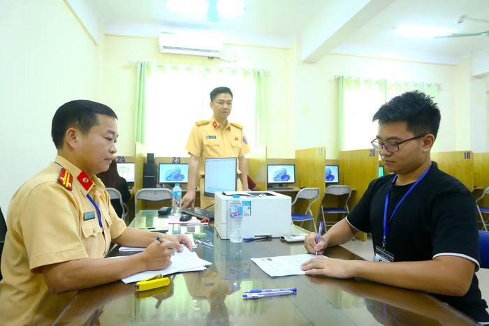 Trong phòng thi lý thuyết sát hạch lái xe trên máy tính, giám thị hướng dẫn thí sinh rà soát thông tin trước khi bắt đầu bài thi. Sự công tâm, nghiêm túc trong từng quy trình chính là nền tảng để Đội Sát hạch hoàn thành xuất sắc nhiệm vụ chính trị được giao