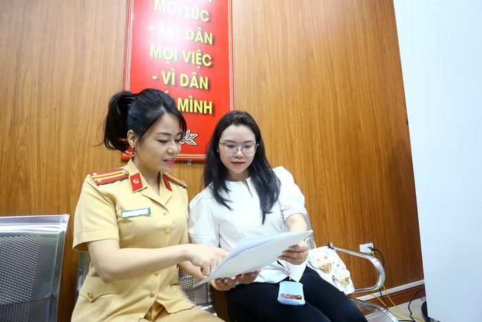 Cán bộ Đội Sát hạch kiên nhẫn cùng người dân rà soát, đối chiếu từng chi tiết trong hồ sơ cấp đổi giấy phép lái xe. Tinh thần trách nhiệm và thái độ hòa nhã chính là điểm tựa niềm tin của nhân dân dành cho lực lượng Công an Thủ đô
