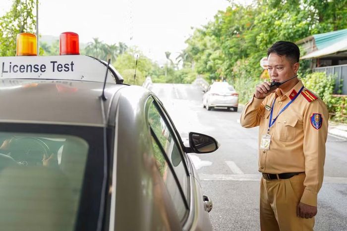 Cán bộ giám thị giữ vững kỷ luật, kỷ cương, sử dụng bộ đàm điều phối các lượt xe thi thực hành trên sa hình. Mọi diễn biến bài thi đều được giám sát chặt chẽ, bảo đảm tính minh bạch, khách quan tuyệt đối