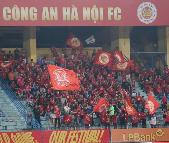 Đông đảo khán giả tới sân theo dõi trận derby Thủ đô