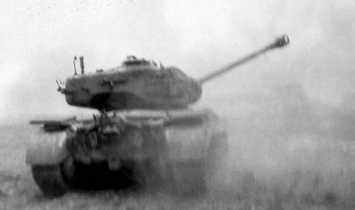 Xe tăng M26 Pershing được trang bị pháo 90 mm và giáp bảo vệ tốt hơn. Tuy nhiên, chương trình phát triển bị trì hoãn trong thời chiến. M26 chỉ xuất hiện trên chiến trường châu Âu vào những tháng cuối cùng của cuộc chiến.