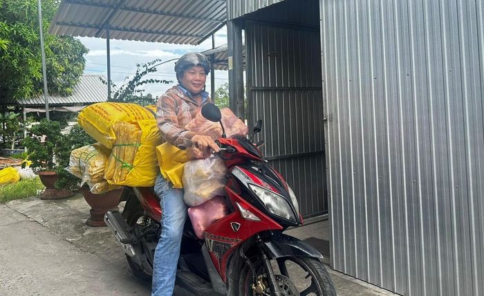 Ông Đoàn Minh Cảnh, Tổ trưởng Tổ hợp tác sản xuất tàu hũ ky Mỹ Hòa, chuẩn bị giao hàng. (Ảnh: Thanh Lâm).