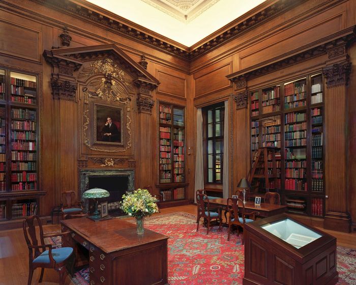  Trong hệ thống đồ sộ này, Harry Elkins Widener Memorial Library là thư viện nổi bật nhất và được Harvard xác định là thư viện chủ lực. Tòa nhà được xây dựng bằng khoản đóng góp của nhà từ thiện Eleanor Elkins Widener để tưởng niệm con trai bà - Harry Elkins Widener - cựu sinh viên Harvard và người đam mê sưu tầm sách. Ông qua đời trên tàu Titanic năm 1912, khi mới 27 tuổi. Sau đó, mẹ ông thực hiện mong muốn của con trai bằng việc xây dựng một thư viện đủ lớn để lưu giữ bộ sưu tập sách mà ông muốn trao tặng cho Harvard. 