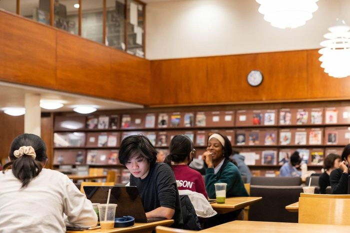  Quy mô của Harvard Library ngày nay không chỉ được đo bằng số lượng sách trên giá. Hệ thống hiện có khoảng 6 triệu tài liệu đã được số hóa và cung cấp công khai. Cách làm này nhằm mở rộng khả năng tiếp cận kho tư liệu vượt ra ngoài phạm vi khuôn viên Harvard. Các bộ sưu tập vật lý và kỹ thuật số cũng được phát triển song song, giúp những tài liệu có giá trị lịch sử có thể tiếp cận với nhiều nhóm độc giả hơn. Công nghệ vì vậy trở thành một phần quan trọng trong cách Harvard bảo tồn và chia sẻ tri thức. 
