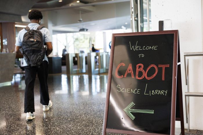  Sự thay đổi này cũng thể hiện rõ ở các thư viện chuyên ngành. Cabot Science Library - mở cửa năm 1973 - ban đầu phục vụ các ngành khoa học và sau đó dần tích hợp bộ sưu tập từ nhiều thư viện khoa học khác khi tài liệu điện tử ngày càng phổ biến. Một số thư viện chuyên ngành về địa chất, kỹ thuật, vật lý, hóa học cũng đóng vai trò phục vụ riêng trước khi bộ sưu tập được tích hợp vào Cabot. Ngày nay, Cabot không còn đơn thuần là nơi chứa sách mà ngày càng trở thành không gian học tập, nghiên cứu và sử dụng công nghệ dành cho sinh viên Harvard.