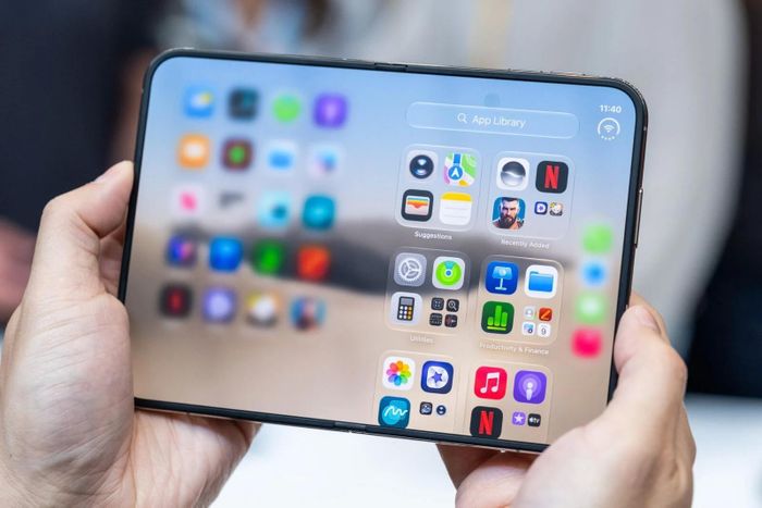 Apple đang bán iPhone Duo như một thiết bị nằm giữa smartphone và tablet. Ảnh: Gizmodo.