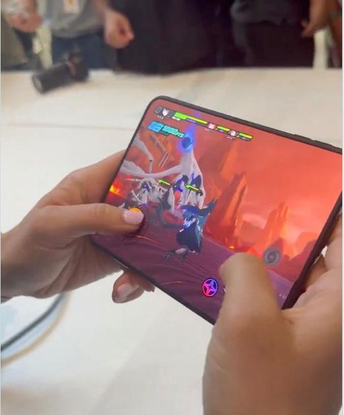Màn hình iPhone Duo thay đổi theo nhiều hướng khi chơi game. Ảnh: Geoff Keighley/X.