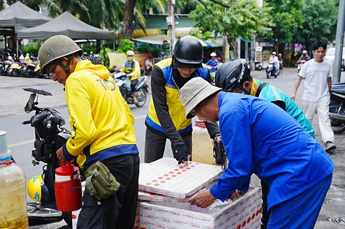 Nhiều tài xế, người bán hàng rong ghé tiệm lấy trà đá miễn phí trong những ngày nắng nóng. 