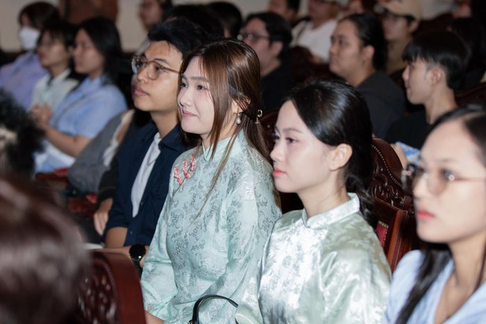 Ê-kíp Hộ linh tráng sĩ giao lưu với khán giả trong khuôn khổ hội thảo về điện ảnh diễn ra sáng 9/9.