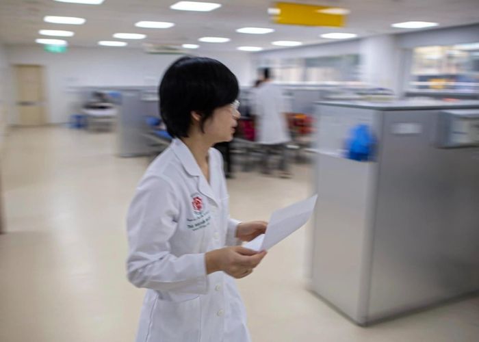  Không chỉ vững lý thuyết, các bác sĩ nội trú giỏi nghề nhờ được tôi luyện tay nghề và bản lĩnh qua thực tế áp lực. Ảnh: Việt Linh. 