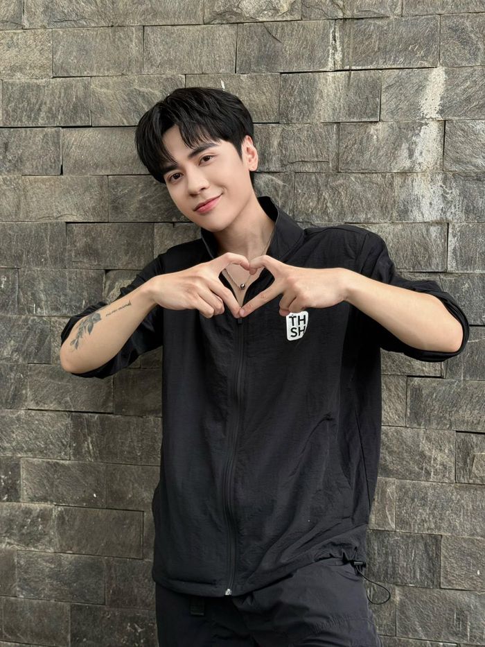 Trở lại tập mới nhất của Tinh hà “say hi”, Quang Hùng được Trấn Thành đánh giá cao. MC này nhận định Quang Hùng MasterD đã phần nào khẳng định bản thân là một “tay làm nhạc chắc chắn”. Nam MC đồng thời gọi tên Wren Evans, Quang Hùng MasterD, Dương Domic và KIMLONG là 4 nghệ sĩ có màu âm nhạc rõ nét nhất theo quan sát của anh tại chương trình năm nay. Ảnh: FBNV.