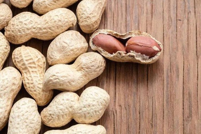  Đậu phộng giàu năng lượng, vì vậy nên ăn với lượng vừa phải để tránh nạp dư năng lượng và tăng cân.